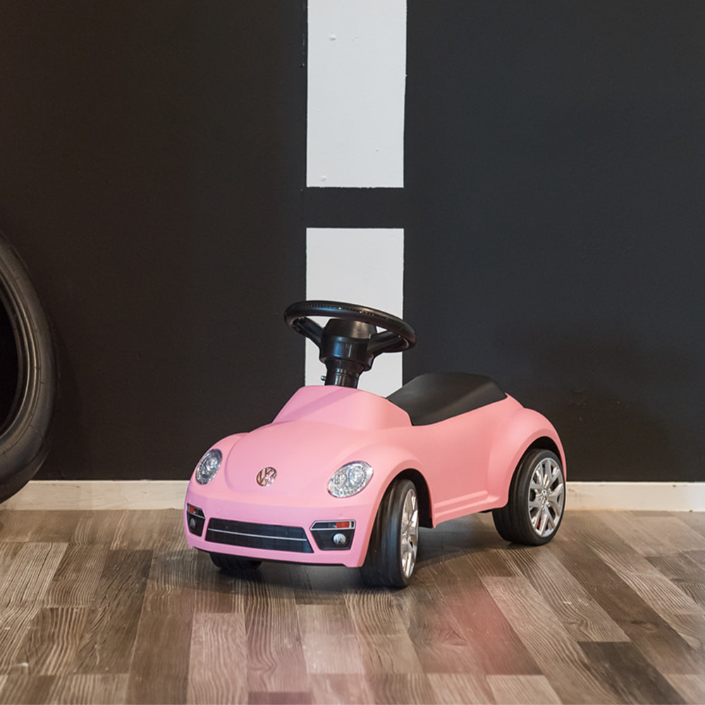 Vrolijke roze VW Beetle.